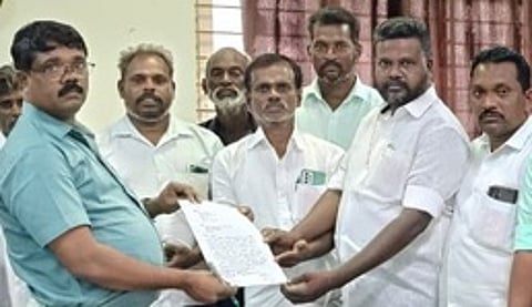 மன்னாா்குடி கோட்டாட்சியா் ஆா். யோகேஸ்வரனிடம் கோரிக்கை மனு அளிக்கும் நாலாம்சேத்தி கிராம மக்கள்.