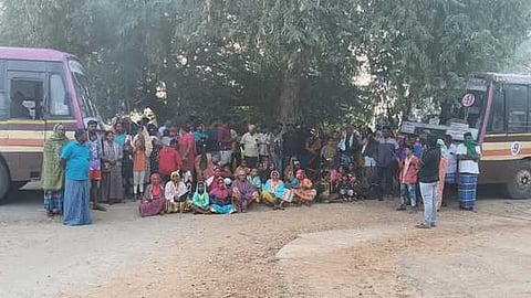 வீட்டுமனை பட்டா கோரி பேருந்துகளை சிறைபிடித்த பொதுமக்கள்