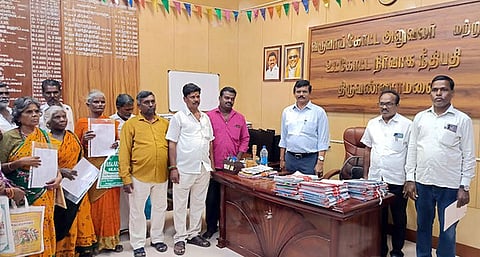 திருவண்ணாமலையில் 45 ஆண்டுகளுக்குப் பிறகு
பட்டா பெற்ற பழங்குடியின மக்கள்:
தமிழக முதல்வருக்கு நன்றி தெரிவித்தனா்