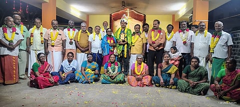 தலைமை ஆசிரியர் கி.ஹரி ஆனந்த்திற்கு, மலர் கிரீடம், பொன்னாடை அணிவித்தும், விழா நாயகன் விருது என்ற விருது வழங்கி பாராட்டு தெரிவிக்கப்பட்டது.