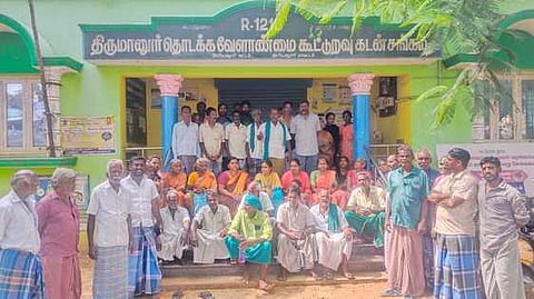 திருமானூா் கூட்டுறவு கடன் சங்க அலுவலகத்தை திறக்கக்கோரி விவசாயிகள் முற்றுகைப் போராட்டம்