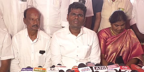 செய்தியாளர்களுக்கு பேட்டியளிக்கும் அண்ணாமலை.