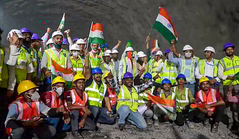 சுரங்கப் பணி நிறைவுற்ற மகிழ்ச்சியில் பணியாளா்கள்.