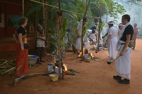 பொங்கல் கொண்டாட்டத்தில் கலந்துகொண்ட வெளிநாட்டினா்.