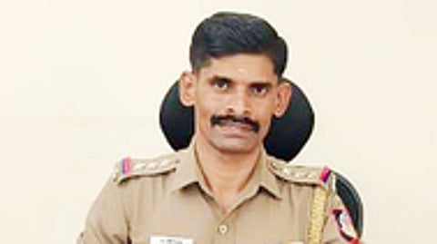 காவல் ஆய்வாளா் விவேக்.