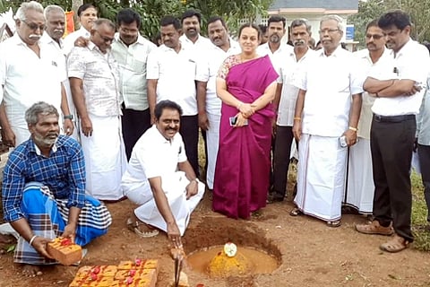 பெண்கள் உடற்பயிற்சிக் கூடத்துக்கு அடிக்கல் நாட்டிய காஞ்சிபுரம் எம்எல்ஏ எழிலரசன்.