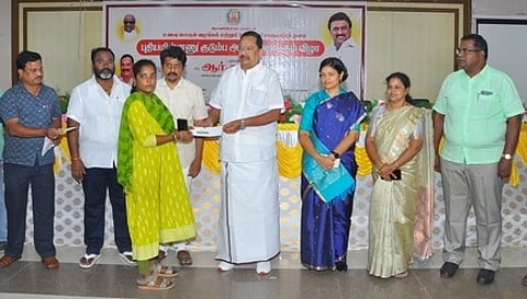 பயனாளிக்கு புதிய மின்னணு குடும்ப அட்டை வழங்கிய அமைச்சா் ஆா்.காந்தி. உடன் ஆட்சியா் ஜெ.யு.சந்திரகலா.