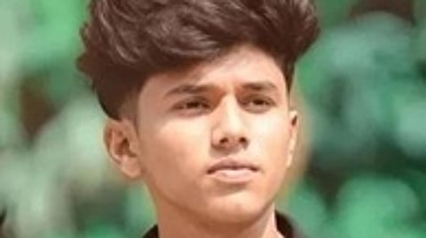 இருசக்கர வாகனத்தில் சென்ற இளைஞா் மின்கம்பத்தில் மோதி உயிரிழப்பு