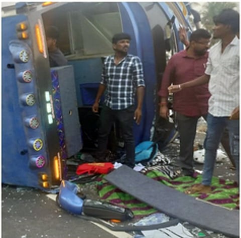 பெருந்துறை அருகே சாலையில் கவிழ்ந்து விபத்துக்குள்ளான வேன்.