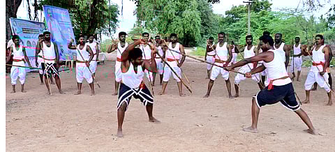 அரளிக்கோட்டையில் வெள்ளிக்கிழமை நடைபெற்ற முகாமில் பயிற்சியில் ஈடுபட்ட தற்காப்புக் கலை ஆசான்கள்.