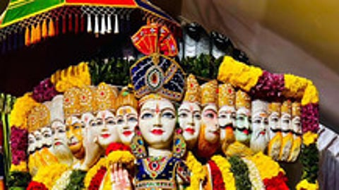 திருவண்ணாமலை மெய்யூா் ஸ்ரீஸத்ய ஆஷ்ரமத்தில் உள்ள மகாசக்திக்கு செய்யப்பட்டிருந்த சிறப்பு அலங்காரம்.