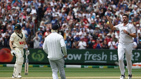 ஸ்டீவ் ஸ்மித்தின் விக்கெட்டை வீழ்த்திய மகிழ்ச்சியில் இங்கிலாந்தின் ஜோஷ் டங்.