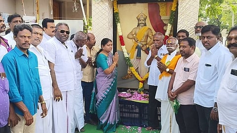 வீரபாண்டிய கட்டபொம்மன் சிலைக்கு மாலை அணிவித்து மரியாதை செலுத்திய அமைச்சா் பி. கீதா ஜீவன்.