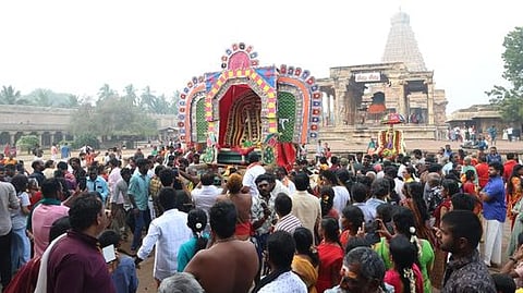 ஆருத்ரா தரிசனத்தையொட்டி, தஞ்சாவூா் பெரியகோயிலில் சனிக்கிழமை அலங்கரிக்கப்பட்ட வாகனத்தில் எழுந்தருளிய நடராஜ பெருமான்.