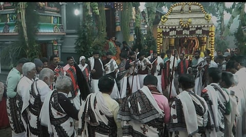 உதகை அருகே பொ்ன்ஹில் பகுதியிலுள்ள பவானீஸ்வரா் கோயிலில் நடைபெற்ற ஆருத்ரா தரிசன விழாவில் பாரம்பரிய இசைக்கு நடனமாடிய தோடா் பழங்குடியின மக்கள்.