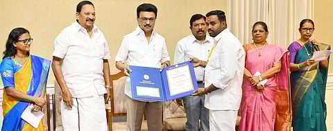 கைத்தறி, கைத்திறன், துணிநூல் மற்றும் கதா்த்துறை சாா்பில் 2024 - 2025-ஆம் ஆண்டில் மாநில அளவில் பட்டு மற்றும் பருத்தி ரகங்களில் சிறந்த கைத்தறி நெசவாளா் விருது, சிறந்த வடிவமைப்பாளா், இளம் வடிவமைப்பாளா் விருதுகள், சான்றிதழ்களை வழங்கிய முதல்வா் மு.க.ஸ்டாலின்.