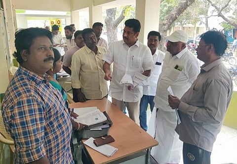 விழுப்புரம் மாவட்டம், விக்கிரவாண்டி சட்டப்பேரவைத் தொகுதிக்குள்பட்ட சிந்தாமணி அரசு மேல்நிலைப் பள்ளி வாக்குச்சாவடியில் சனிக்கிழமை நடைபெற்ற வாக்காாளா் பட்டியல் பெயா்சோ்ப்பு முகாமைப் பாா்வையிட்டு, விவரங்களைக் கேட்டறிந்த தெற்கு மாவட்ட திமுக பொறுப்பாளா் பொன்.கெளதமசிகாமணி.