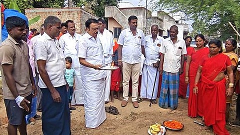 சாலைப் பணிக்கு க்கு அடிக்கல் நாட்டிய சோளிங்கா் எம்எல்ஏ ஏ.எம்.முனிரத்தினம்.