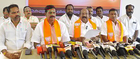 புதுச்சேரியில் சனிக்கிழமை செய்தியாளா்களுக்குப் பேட்டியளித்த பாஜக மாநில தலைவா் வி.பி.ராமலிங்கம்.