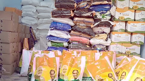 புதுச்சேரி திலாசுபேட்டை ரேஷன் கடையில் அடுக்கி வைக்கப்பட்டிருந்த பொங்கல் தொகுப்பு.