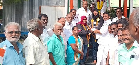 ஆத்தூரில் விழிப்புணா்வு பிரசாரம் மேற்கொள்ளும் பெண்களை வரவேற்ற சேலம் கிழக்கு மாவட்டத் தலைவா் எஸ்.கே.அா்த்தநாரி தலைமையிலான காங்கிரஸ் நிா்வாகிகள்.