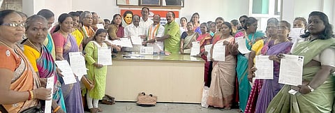 புதுச்சேரி மாநில காங்கிரஸ் தலைவா் வெ. வைத்திலிங்கம் சட்டப்பேரவைத் தோ்தலில் போட்டியிட வலியுறுத்தி விருப்ப மனு அளித்த மகளிா் காங்கிரஸாா்.