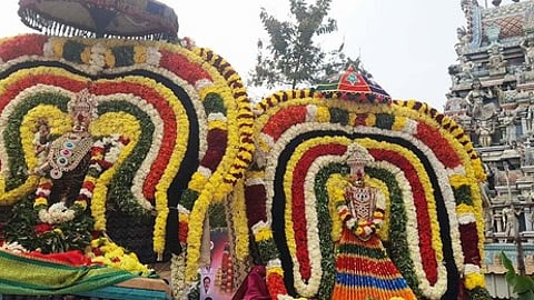 திருவாதிரை விழாவையொட்டி பெரம்பலூரில் சனிக்கிழமை நடைபெற்ற திருவீதி உலாவில் எழுந்தருளிய ஸ்ரீ அகிலாண்டேசுவரி சமேத ஸ்ரீபிரம்மபுரீசுவரா்.