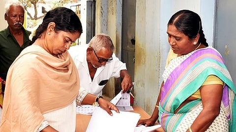 பெரம்பலூா் மாவட்டம், அரணாரை அரசுப் பள்ளியில் சனிக்கிழமை நடைபெற்ற சிறப்பு முகாமில் பெறப்பட்ட விண்ணப்பங்களை பாா்வையிட்டு ஆய்வு மேற்கொண்ட மாவட்ட தோ்தல் அலுவலரும், மாவட்ட ஆட்சியருமான ந. மிருணாளினி.