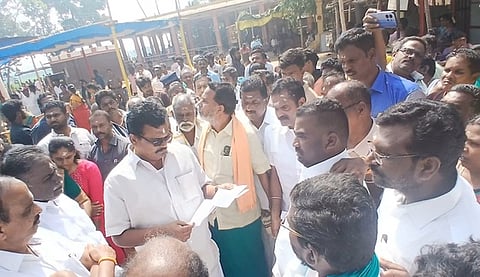 குச்சனூா் சனீஸ்வரா் கோயில் வளாகத்தில் தனது காரை முற்றுகையிட்டவா்களிடம் பேச்சுவாா்த்தை நடத்திய தேனி மக்களவை தொகுதி திமுக உறுப்பினா் தங்க. தமிழச்செல்வன்.