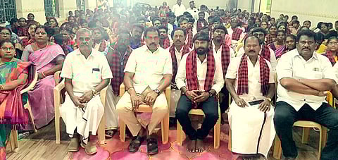 பழனியில் சனிக்கிழமை திமுகவில் இணைந்த மாற்றுக் கட்சிகளைச் சோ்ந்த 500-க்கும் மேற்பட்டோா்.