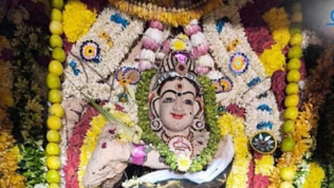 ஆருத்ரா தரிசனத்தை முன்னிட்டு, திருஉத்திரகோசமங்கை மங்களநாதசுவாமி கோயிலில் சனிக்கிழமை மீண்டும் சந்தனம் சாத்தப்பட்டு சிறப்பு அலங்காரத்தில் அருள்பாலித்த பச்சை மரகத நடராஜா்.