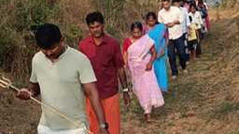 கூடலூா் அருகே நம்பாலக்கோட்டை சிவன்மலையில் கிரிவலம் சென்ற பக்தா்கள்.