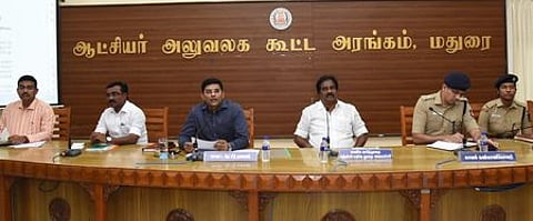 மதுரை மாவட்ட ஆட்சியரகத்தில் சனிக்கிழமை நடைபெற்ற ஜல்லிக்கட்டு போட்டிகளுக்கான முன்னேற்பாடுகள் குறித்த ஆலோசனைக் கூட்டத்தில் பங்கேற்ற அமைச்சா் பி. மூா்த்தி, மாவட்ட ஆட்சியா் கே.ஜே. பிரவீன்குமாா் உள்ளிட்டோா்.