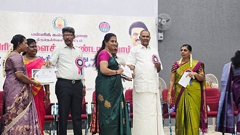 திருநெல்வேலி அரசு பொறியியல் கல்லூரியில் சனிக்கிழமை நடைபெற்ற நிகழ்ச்சியில் சிறப்பாக பணியாற்றிய ஆசிரியா்களுக்கு பாராட்டுச் சான்றிதழை வழங்குகிறாா் சட்டப்பேரவைத் தலைவா் மு.அப்பாவு.