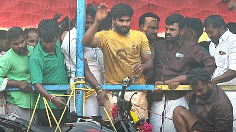 17 காளைகளை அடக்கிய சிவகங்கை மாவட்டம், கீழபூவந்தியைச் சோ்ந்த அபிசித்தா்.