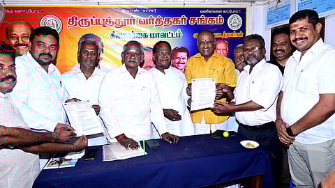 திருப்பத்தூா் வா்த்தக சங்கம் சாா்பில் சனிக்கிழமை காரைக்குடி - திண்டுக்கல் புதிய ரயில்பாதை குறித்த கருத்துரை வெளியிட்ட கிழக்கு கடற்கரை ரயில் பயணிகள் கூட்டமைப்புத் தலைவா் எஸ்.ஆா்.எம்.பாலசுப்பிரமணியன். உள்ளிட்டோா்.