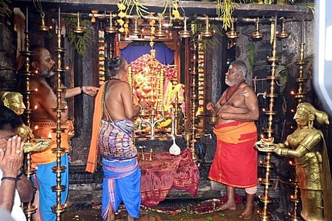 நடராசப் பெருமானுக்கு நடைபெற்ற தாண்டவ தீபாராதனை.