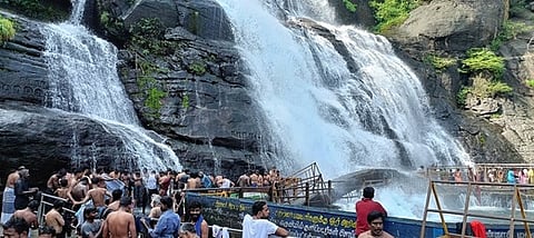 குற்றாலம் பேரருவியில் சனிக்கிழமை குளித்து மகிழந்த சுற்றுலாப் பயணிகள்.