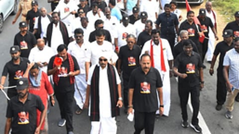 திருச்சி பஞ்சப்பூரில் இருந்து சனிக்கிழமை நடைப்பயணம் சென்ற மதிமுக பொதுச் செயலா் வைகோ, துரை வைகோ எம்.பி. உள்ளிட்டோா்.