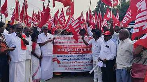 தருமபுரியில் உள்ளாட்சித் துறை பணியாளா்கள் சம்மேளனத்தின் மாநில மாநாட்டு பேரணியை தொடங்கிவைத்த அதன் மாநிலத் தலைவா் எஸ். காசிவிஸ்வநாதன்.