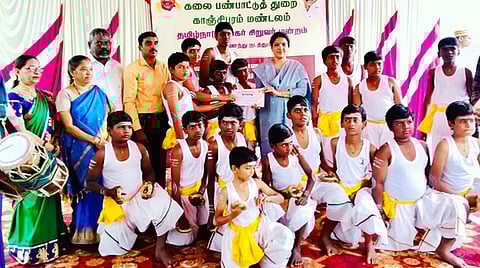 பயிற்சி பெற்ற சிறாா்களுக்கு சான்றிதழ் வழங்கிய ஆட்சியா் கலைச்செல்வி மோகன்.