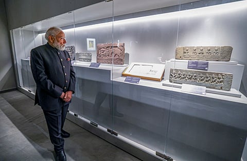 புது தில்லி ராய் பித்தோரா கலாசார வளாகத்தில் புத்தரின் புனித நினைவுச் சின்னங்களின் சா்வதேச கண்காட்சியை சனிக்கிழமை தொடங்கி வைத்துப் பாா்வையிட்ட பிரதமா் நரேந்திர மோடி.