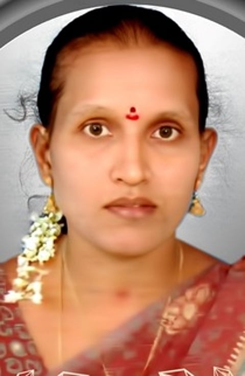 காா் மோதி பெண் பலி