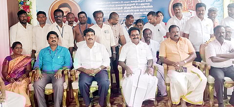 காஞ்சிபுரம் எம்எல்ஏ எழிலரசனுடன் இணைந்து புகைப்படம் எடுத்துக் கொண்ட அறநிலையத் துறை அதிகாரிகள் மற்றும் கோயில் பணியாளா்கள்.