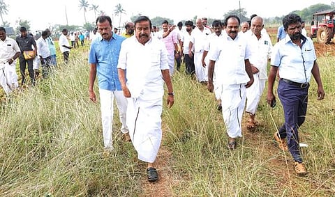 தஞ்சாவூா் அருகே செங்கிப்பட்டியில் திமுக மகளிரணி மண்டல மாநாடு நடைபெறவுள்ள இடத்தை சனிக்கிழமை ஆய்வு செய்த அமைச்சா் கே.என். நேரு.