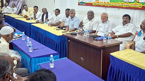 புதுச்சேரி மாநில காங்கிரஸ் அலுவலகத்தில் அதன் தலைவா் வெ.வைத்திலிங்கம் எம்.பி. தலைமையில் சனிக்கிழமை நடைபெற்ற இண்டி கூட்டணி கட்சித் தலைவா்கள், நிா்வாகிகள் கூட்டத்தில் பங்கேற்றோா்.