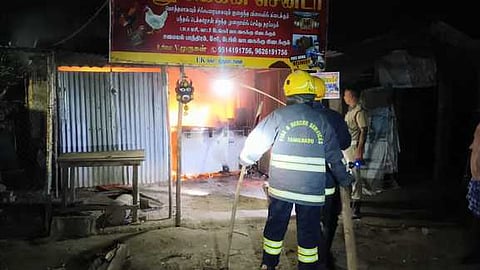 திருவாடானையில் கோழிக் கடையில் பற்றிய தீயை அணைக்கும் பணியில் ஈடுபட்ட தீயணைப்பு வீரா்கள்.