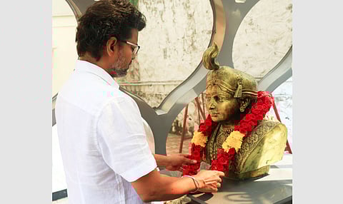 வேலு நாச்சியார் சிலைக்கு மாலை அணிவித்து மரியாதை செலுத்தும் விஜய்.