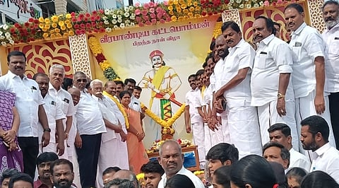 கரூா் பழைய பேருந்துநிலைய ரவுண்டானா பகுதியில் அலங்கரித்து வைக்கப்பட்டிருந்த வீரபாண்டிய கட்டபொம்மன் உருவப்படத்துக்கு மாலை அணிவித்து மரியாதை செலுத்திய திமுகவினா்.