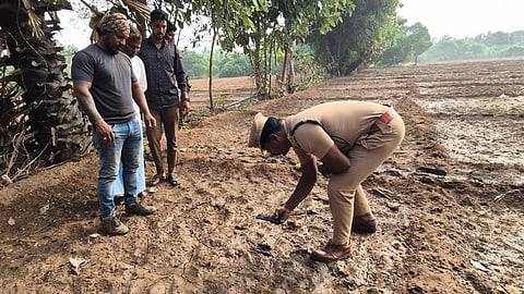 கடலூா் அருகே அரிசி பெரியாங்குப்பம் கிராமத்தில் சிறுத்தை நடமாட்டம் குறித்து ஆய்வு மேற்கொண்ட வனத் துறையினா்.